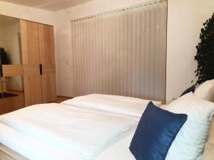 A bed or beds in a room at Fewo Zum Glück