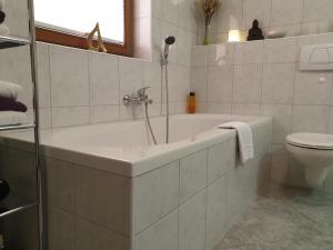 A bathroom at Fewo Zum Glück