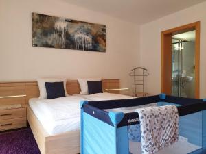 A bed or beds in a room at Fewo Zum Glück