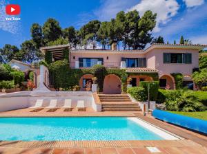 a villa with a swimming pool in front of a house at Cubo's Villa Las Capuchinas in Torremolinos