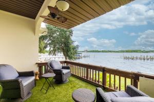 porche con sillas y vistas al agua en 3BR Townhome Steps to Bay - Pool & Beach Gear, en Navarre