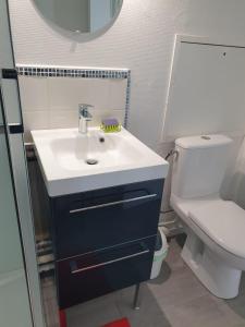 Ένα μπάνιο στο Appartement avec vue sur la mer - 3491