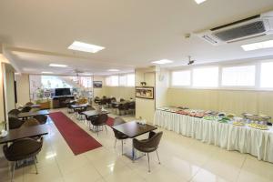 a dining room with tables and chairs and a cafeteria at Siyav Otel in Ankara