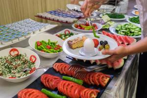 un buffet avec de nombreux types d'aliments différents sur une table dans l'établissement Siyav Otel, à Ankara 6 autres photos