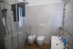 une salle de bain avec toilettes, lavabo et douche dans l'établissement Riserva-La marea, à Vasto 5 autres photos