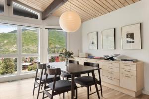 Nespecifikovaný výhled na hory nebo výhled na hory při pohledu z prázdninového domu