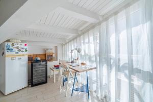 Una cocina o cocineta en Elvi Suite Vista Mare Marzamemi 10 fotos más