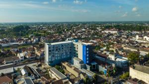 una vista aérea de una ciudad con edificios en Aston Inn Lumajang - East Java, en Lumajang