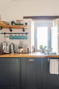Kuchyň nebo kuchyňský kout v ubytování The Hideaway - Authentic Cotswolds Village Living