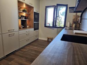 Kuchyň nebo kuchyňský kout v ubytování La Piñona - ACOGEDOR CHALET EN LAS ESTRIBACIONES DE LA SIERRA DE GREDOS - CASA PARA 6 PERSONAS CON PISCINA EN EL TIEMBLO ÁVILA