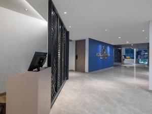 Una televisión o centro de entretenimiento en Aston Inn Lumajang - East Java