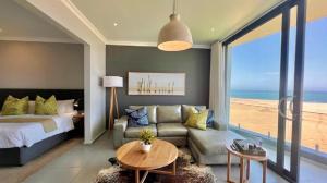 Postelja oz. postelje v sobi nastanitve Bay View Resort Hotel Namibia