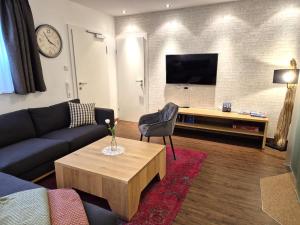 un salon avec un canapé et une table basse dans l'établissement Ferienwohnung Simonhof, à Maria Alm