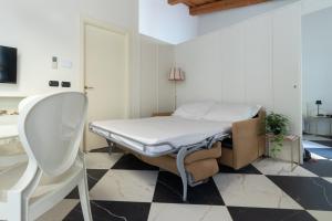 Posezení v ubytování TEATRUM LOFT Teatro Galli -Jacuzzi in camera