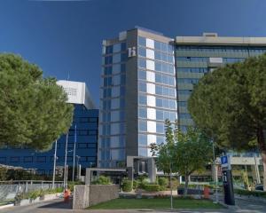 un edificio alto con muchas ventanas en Hi Hotel Bari, en Bari
