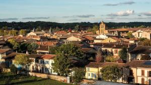 a view of a town with houses and a church at Appartement Aux Portes de Toulouse in Plaisance-du-Touch