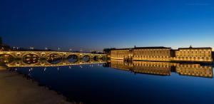 eine Brücke über einen Wasserkörper in der Nacht in der Unterkunft Joli appartement avec balcon, parking - Toulouse in Plaisance-du-Touch