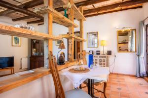 a living room with a table and a tv at Individual Guesthouse Mallorca in Son Macia