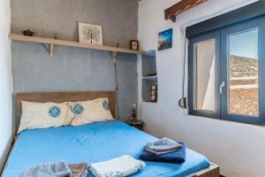 Ένα ή περισσότερα κρεβάτια σε δωμάτιο στο Andros Traditional House