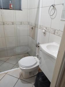 un bagno con un water e un lavandino di Iporã casa simples Ar-cond, wi-fi, smartv, máquina de lavar 6 pessoas, equipado com churrasqueira, garagem para 4 carros sendo 2 coberta, Hop Independente ad Araçatuba Altre 39 foto