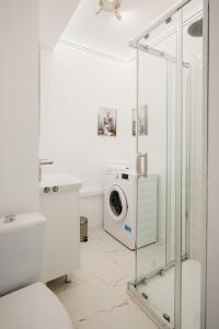 un bagno con lavatrice e WC di Wita Stwosza Rynek Apartament Wrocław a Breslavia Altre 4 foto