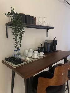 Příslušenství pro přípravu čaje a kávy v ubytování Boulevard Flat