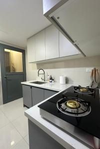 Kuchyň nebo kuchyňský kout v ubytování Boulevard Flat