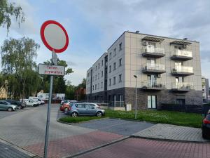a street sign in front of a building at Apartament Maria in Oświęcim