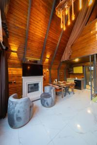 un soggiorno con camino e tavolo di Berra Resort Tatil Köyü a Eskiömerler
