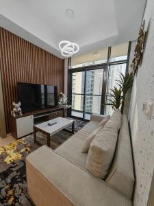 TV a/nebo společenská místnost v ubytování Comfort Luxury Canal View 2Bhk