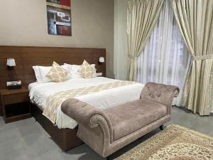 Postel nebo postele na pokoji v ubytování Casa Tanjung Jara Villa + 2 fotografie
