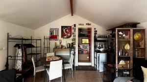 una stanza con un tavolo e una sala da pranzo di Le Cabanon entouré de Pins a Lacanau Altre 73 foto