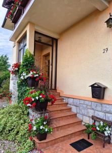 una casa con flores en las escaleras en Vila Moka near Bled-Entire place with Garden Retreat, en Lesce