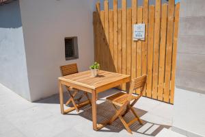d'une table en bois, de deux chaises et d'une clôture en bois. dans l'établissement Riserva-La marea, à Vasto