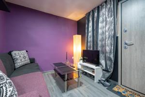 Μια τηλεόραση ή/και κέντρο ψυχαγωγίας στο Lilac Dream in Glyfada by ΜΡS