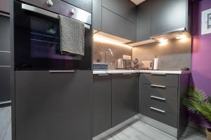 Η κουζίνα ή μικρή κουζίνα στο Lilac Dream in Glyfada by ΜΡS