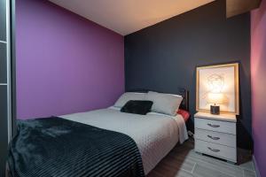 Ένα ή περισσότερα κρεβάτια σε δωμάτιο στο Lilac Dream in Glyfada by ΜΡS