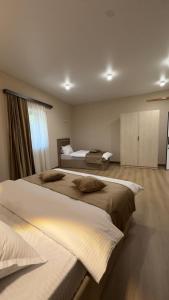 MARCO Hotel في غوريس: سريران في غرفة كبيرة بها سريران