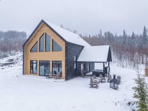 a cabin in the snow with snow on the roof at Panoramic View - Spa - L'Espace-temps in Saint Come