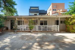 Το κτήριο όπου στεγάζεται  το διαμέρισμα