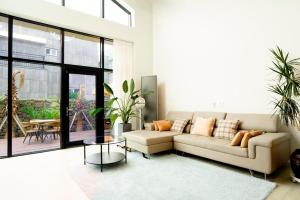 un salon avec un canapé et une table dans l'établissement Jeju Jebistay, à Sagye-ri 19 autres photos