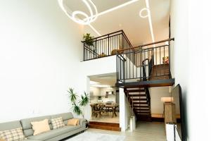 - un salon avec un escalier en colimaçon dans une maison dans l'établissement Jeju Jebistay, à Sagye-ri