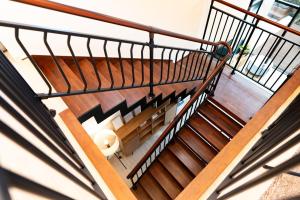 un escalier en bois avec une rampe en métal dans l'établissement Jeju Jebistay, à Sagye-ri