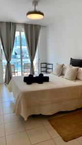 En eller flere senge i et værelse på Apartamento La Arena Puerto Santiago + 37 billeder