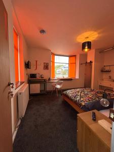 Un dormitorio con una cama y un escritorio. en 2 Newcastle Street, en Crewe