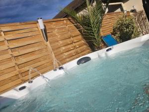 a jacuzzi tub with a wooden fence at Gîte Les 2 Gros in Pierre-Percée