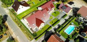 an overhead view of a house with a swimming pool at Pension + Apartments Tor zum Spreewald in Lübben