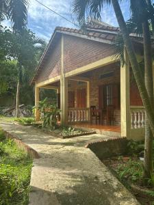 una pequeña casa con un camino que conduce a ella en Bungalow COCO CHILL PQ, en Phu Quoc