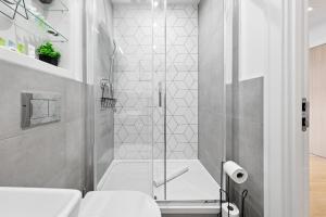 Ένα μπάνιο στο Stylish 2BDR Apartment By Homestyles Hosts Short Lets & Serviced Accommodation Wimbledon With Free Parking +45 φωτογραφίες