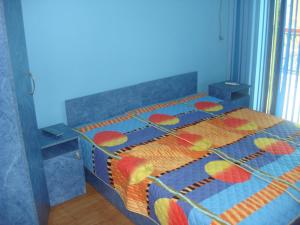トポラにあるVilla Sunrayの青いベッドルーム(カラフルな掛け布団付きのベッド付)